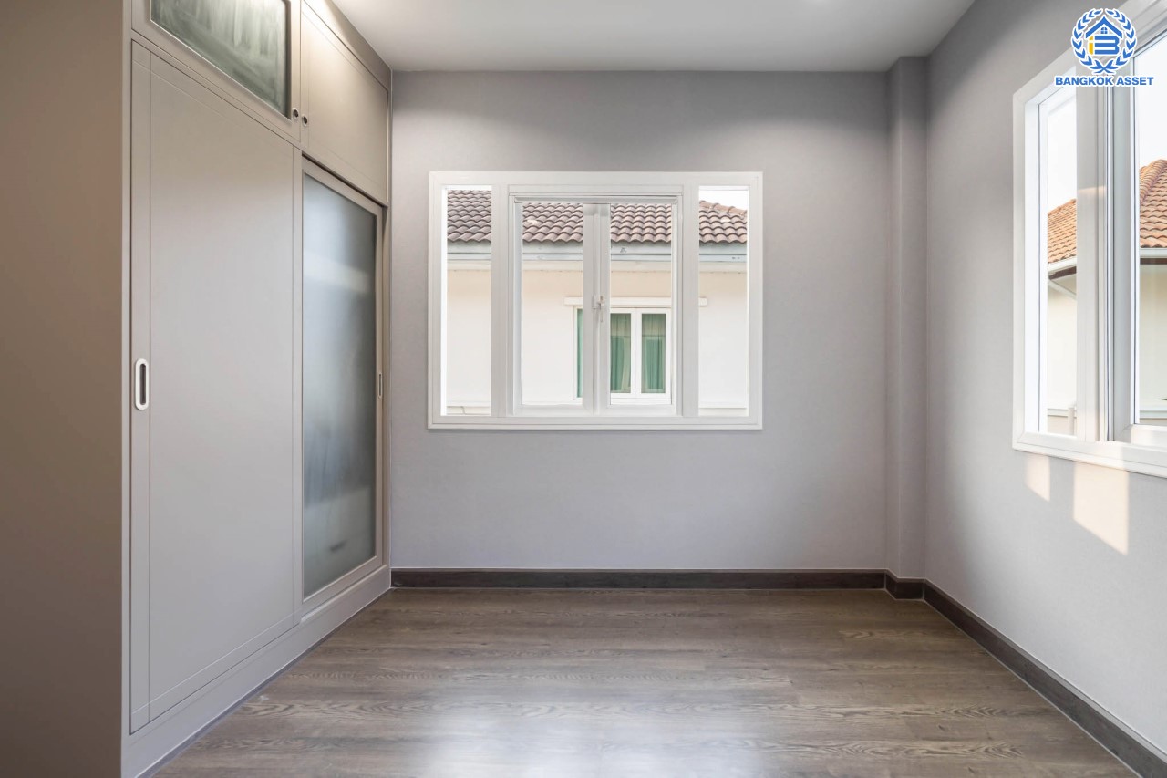 บ้านมือสองตกแต่งใหม่ ม.เบญญาภา ราชพฤกษ์ หลังใหญ่ เนื้อที่ 56.2 ตร.ว. บนพื้นที่ใช้สอยกว่า 265 ตร.ม. ฟังก์ชัน 3 ห้องนอน 1 ห้องอเนกประสงค์ 3 ห้องน้ำ จอดรถได้ 2 คัน พร้อมเฟอร์นิเจอร์บิ้วอินท์ในห้องนอนทุกห้อง ทำเลโซนเมือง! โครงการติด The Crystal SB ใกล้ทางด่วน "ศรีรัช" พร้อมเชื่อมสู่ปิ่นเกล้า-สาทร